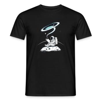  Lesender Astronaut Im Weltraum Auf Dem Mond Mit - Männer T-Shirt - Schwarz - Vorne - AI Model Male 178 light (178cm)
