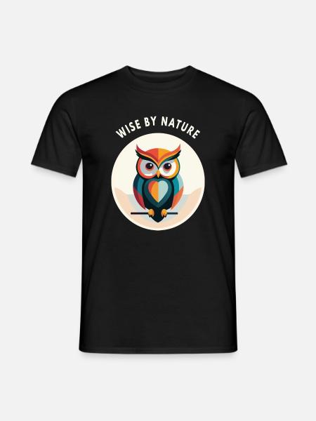 Wise by Nature – Eule mit Schriftzug - Männer T-Shirt - Schwarz