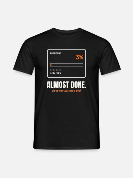 Almost Done Printing Progress - Männer T-Shirt - Schwarz