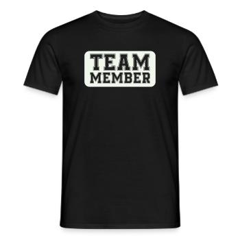 Teammitglied im Varsity-Stil - Männer T-Shirt - Schwarz - Vorne - AI Model Male 178 light (178cm)