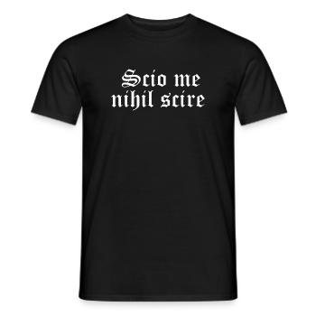 Scio me nihil scire. Devise latine Typographie gothique - T-shirt homme - noir - Devant - AI Model Male 178 light (178cm)