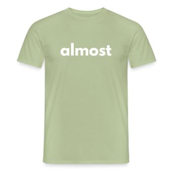 Lustiges Wort: "Fast" - Männer T-Shirt - Sage - Vorne - AI Model Male 178 light (178cm)
