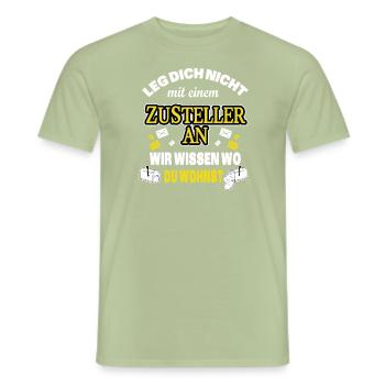 ZUSTELLER, POSTBOTE, POSTMANN - WIR WISSEN WO DU - Männer T-Shirt - Sage - Vorne - AI Model Male 178 light (178cm)