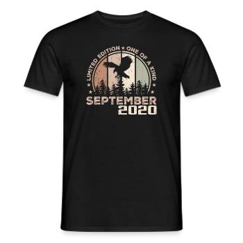 Unvergleichlich seit September 2020 4 Jubiläum - Männer T-Shirt - Schwarz - Vorne - AI Model Male 178 light (178cm)
