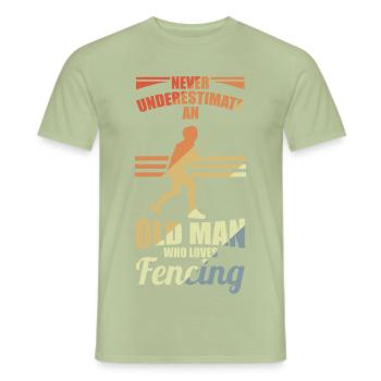 Unterschätze nie einen alten Fechter - Männer T-Shirt - Sage - Vorne - AI Model Male 178 light (178cm)