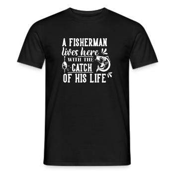 Ein Fischer lebt hier mit dem Fang seines Lebens - Männer T-Shirt - Schwarz - Vorne - AI Model Male 178 light (178cm)