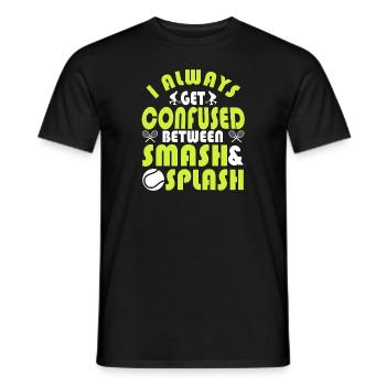 Fun Tennis Saying Confused Between Smash & Splash - Männer T-Shirt - Schwarz - Vorne - AI Model Male 178 light (178cm)