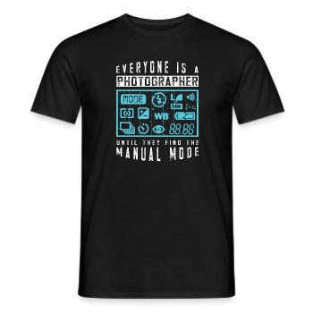 Fotografen Spruch Hobby Fotograf - Männer T-Shirt - Schwarz - Vorne - AI Model Male 178 light (178cm)