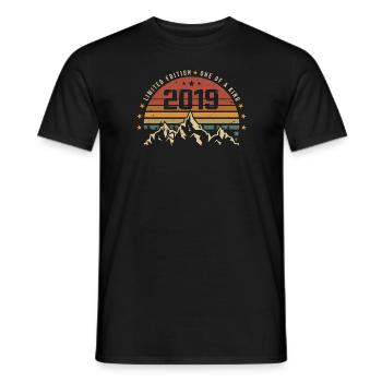Né en 2019 - Vintage Cadeau D'anniversaire 2019 - T-shirt homme - noir - Devant - AI Model Male 178 light (178cm)
