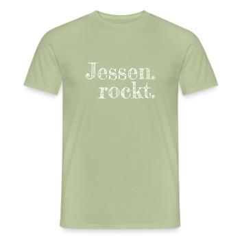 Jessen rockt - Textdesign mit Stadtnamen - Männer T-Shirt - Sage - Vorne - AI Model Male 178 light (178cm)