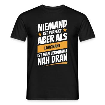 Niemand ist perfekt - Laborant - Spruch - Männer T-Shirt - Schwarz - Vorne - AI Model Male 178 light (178cm)