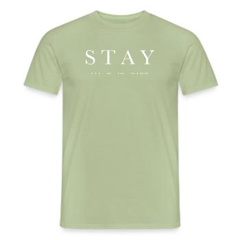 « Rester » Code Morse, Interstellaire - T-shirt homme - vert sauge - Devant - AI Model Male 178 light (178cm)