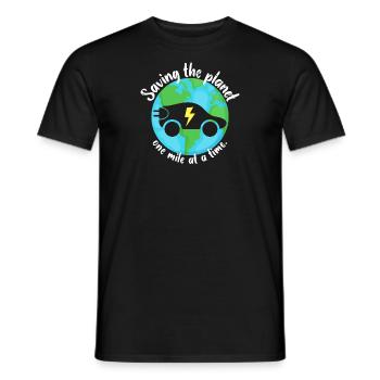 Den Planeten retten, eine Meile nach der anderen | EV-Fahrzeug - Männer T-Shirt - Schwarz - Vorne - AI Model Male 178 light (178cm)