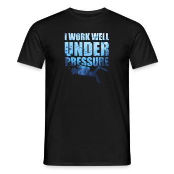 I Work Well Under Pressure Scuba Diving Tauchen - Männer T-Shirt - Schwarz - Vorne - AI Model Male 178 light (178cm)