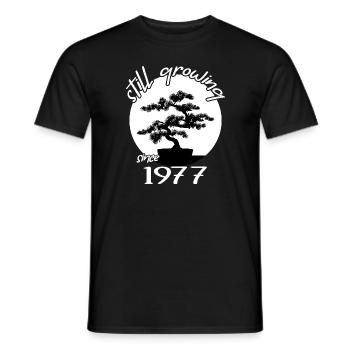 1977 Birthday Bonsai tree "Still growing" Nebari - Men's T-Shirt - black - Front - AI Model Male 178 light (178cm)
