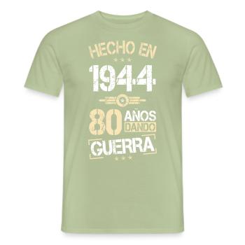 80e anniversaire - Fabriqué en 1944 80 ans de guerre - T-shirt homme - vert sauge - Devant - AI Model Male 178 light (178cm)