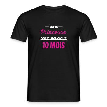 Cette Princesse vient d'avoir 10 mois - T-shirt homme - noir - Devant - AI Model Male 178 light (178cm)