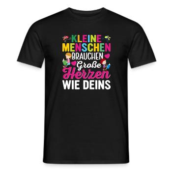 Kleine Menschen brauchen große Herzen wie Deins - Männer T-Shirt - Schwarz - Vorne - AI Model Male 178 light (178cm)