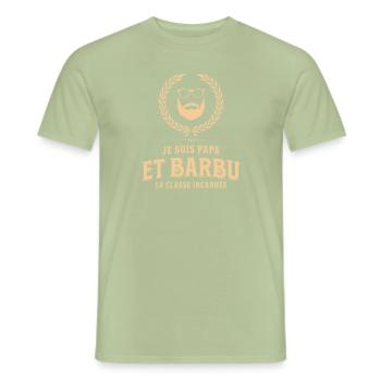Papa Barbu - La Classe Incarnée - T-shirt homme - vert sauge - Devant - AI Model Male 178 light (178cm)
