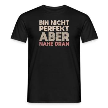 Bin Nicht Perfekt, Aber Nahe Dran - Männer T-Shirt - Schwarz - Vorne - AI Model Male 178 light (178cm)