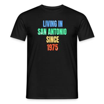 Rétro Vintage vivant à San Antonio depuis 1975 - T-shirt homme - noir - Devant - AI Model Male 178 light (178cm)