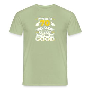 Cadeau pour 70 70 ans Cadeaux d'anniversaire Bday pour - T-shirt homme - vert sauge - Devant - AI Model Male 178 light (178cm)