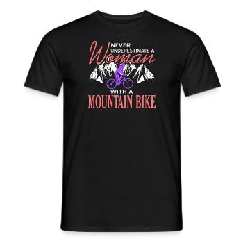 Never Underestimate A Woman With Mountain Bike - Männer T-Shirt - Schwarz - Vorne - AI Model Male 178 light (178cm)