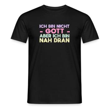 Ich Bin Nicht Gott, Aber Ich Bin Nah Dran - Männer T-Shirt - Schwarz - Vorne - AI Model Male 178 light (178cm)