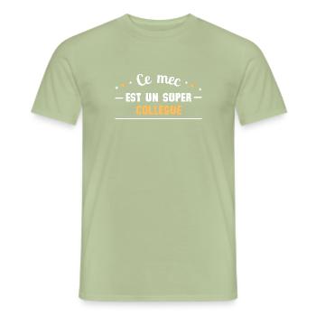 Ce mec est un super collègue - T-shirt homme - vert sauge - Devant - AI Model Male 178 light (178cm)