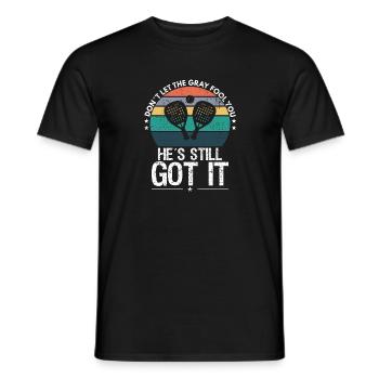 Lass dich nicht von den Grauen täuschen, er hat es immer noch drauf Pade - Männer T-Shirt - Schwarz - Vorne - AI Model Male 178 light (178cm)