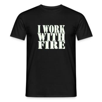 Cracheur de feu Je travaille avec le feu - T-shirt homme - noir - Devant - AI Model Male 178 light (178cm)