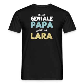 Dieser Geniale Papa Gehört Zu Lara - Männer T-Shirt - Schwarz - Vorne - AI Model Male 178 light (178cm)