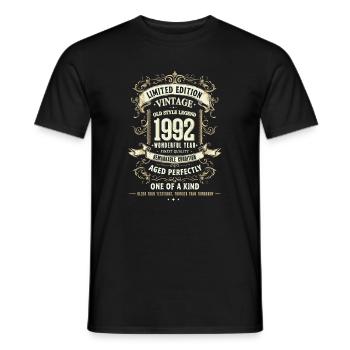 Geboren 1992, Baujahr 1992 Geburtstags Shirt 90er - Männer T-Shirt - Schwarz - Vorne - AI Model Male 178 light (178cm)