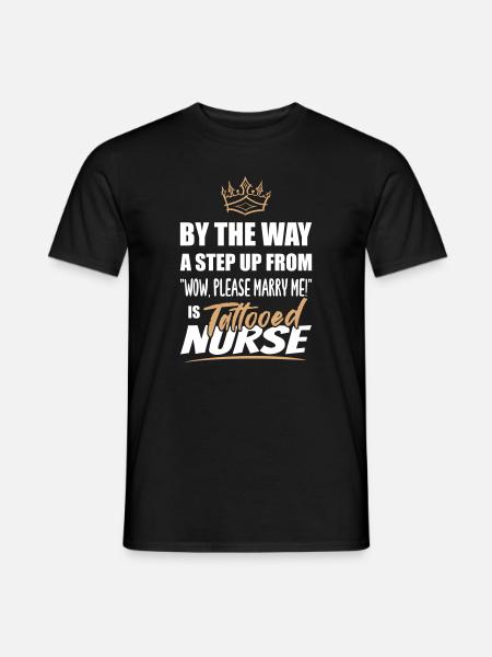 Tätowierte Krankenschwester ist die attraktivste - Mænd T-shirt - sort