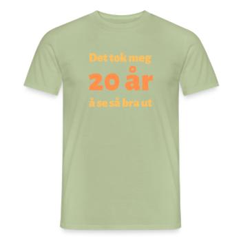 il m'a fallu 20 ans pour bien paraître - T-shirt homme - vert sauge - Devant - AI Model Male 178 light (178cm)