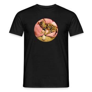 Junges Kätzchen schlief bei seinem älteren Katzenfreund ein - Männer T-Shirt - Schwarz - Vorne - AI Model Male 178 light (178cm)