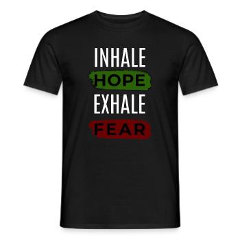 🌿 Hoffnung einatmen, Angst ausatmen – Psalm 56,3 - Männer T-Shirt - Schwarz - Vorne - AI Model Male 178 light (178cm)