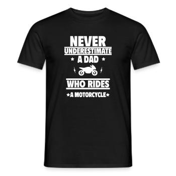 Ne sous-estimez jamais un papa qui est une moto - T-shirt homme - noir - Devant - AI Model Male 178 light (178cm)