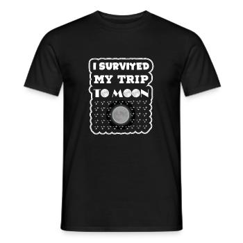 T-Shirt Ich habe meine Reise zum Mond 2025 überlebt - Männer T-Shirt - Schwarz - Vorne - AI Model Male 178 light (178cm)