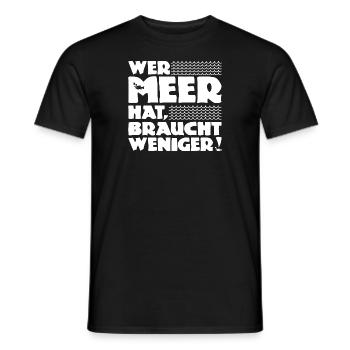 Wer Meer hat, braucht weniger! Nordsee - Ostsee - Männer T-Shirt - Schwarz - Vorne - AI Model Male 178 light (178cm)