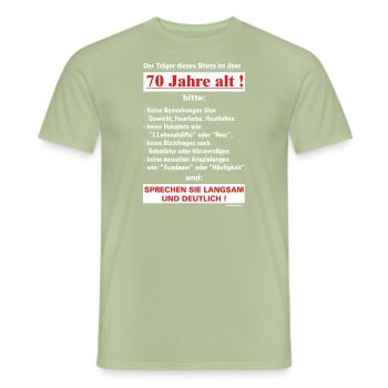 BD - Träger dieses Shirts ist 70 Jahre alt - - Männer T-Shirt - Sage - Vorne - AI Model Male 178 light (178cm)