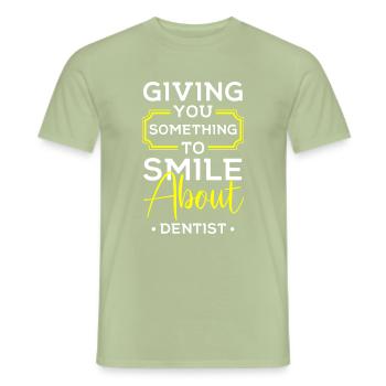 Zahnarzt Zahn Zahnbürste Orthopäde - Männer T-Shirt - Sage - Vorne - AI Model Male 178 light (178cm)