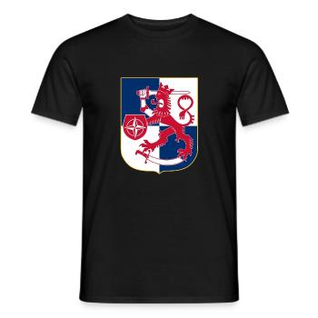 Finnland Löwenwappen, Schild mit NATO-Logo - Männer T-Shirt - Schwarz - Vorne - AI Model Male 178 light (178cm)