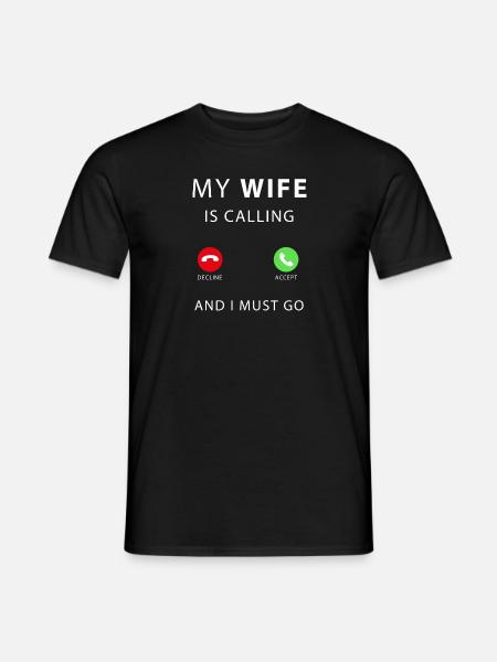 my wife is calling - Männer T-Shirt - Schwarz