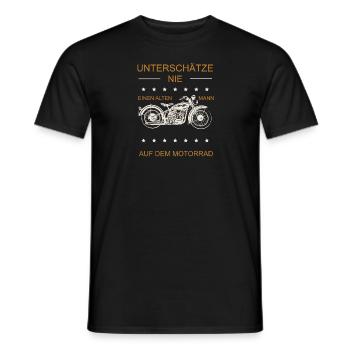 UNTERSCHÄTZE NIE EINEN ALTEN MAN MOTORRAD - Männer T-Shirt - Schwarz - Vorne - AI Model Male 178 light (178cm)