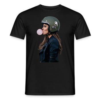 Coole Motorradfahrerin Bikerin kaut Kaugummi - Männer T-Shirt - Schwarz - Vorne - AI Model Male 178 light (178cm)