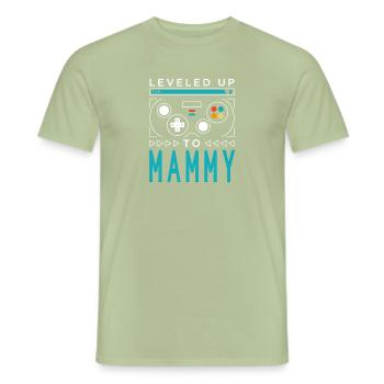 Leveled Up to Mammy Gamer Mom Gaming Mommy Family - Männer T-Shirt - Sage - Vorne - AI Model Male 178 light (178cm)