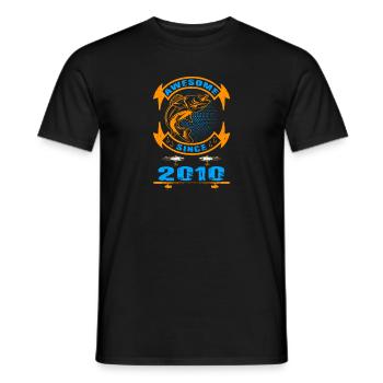 Awesome since 2010. Angel, Angler Geburtstag - Männer T-Shirt - Schwarz - Vorne - AI Model Male 178 light (178cm)