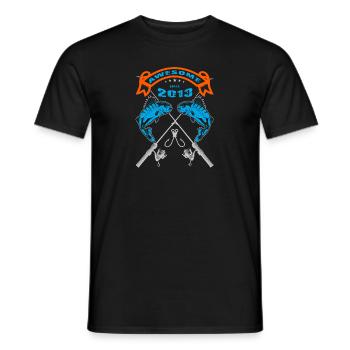 Awesome since 2013. Angel, Angler Geburtstag - Männer T-Shirt - Schwarz - Vorne - AI Model Male 178 light (178cm)
