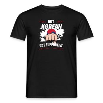 Not Korean But Supportive Travel Tourist Korean - Männer T-Shirt - Schwarz - Vorne - AI Model Male 178 light (178cm)